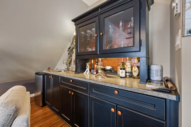 Upper Loft Entertainment Bar