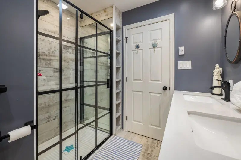 Upper Loft Master Ensuite Shower